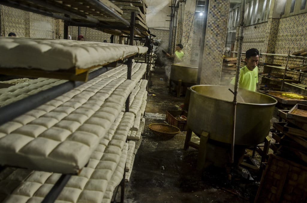 Pekerja menyelesaikan pembuatan Tahu Cibuntu di Industri Rumahan di Bandung, Jawa Barat, Senin (24/5/2021). ANTARA FOTO/Novrian Arbi/hp. DAMPAK KENAIKAN HARGA KEDELAI