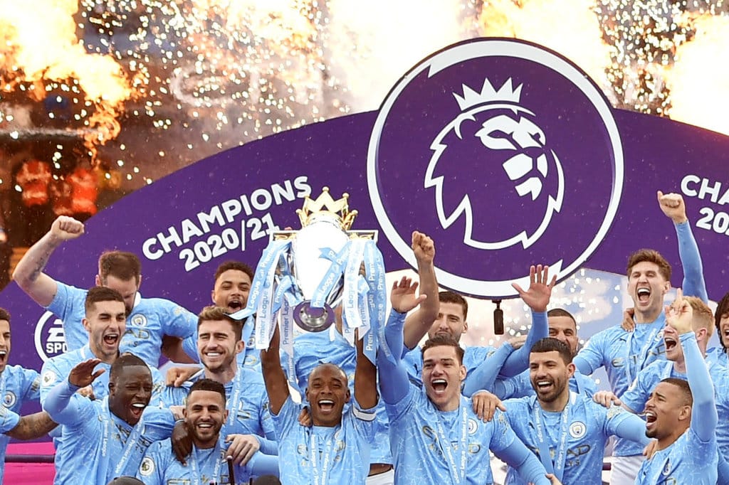 Pemain sepak bola Manchester City Fernandinho mengangkat tropi saat mereka melakukan selebrasi setelah memenangkan Liga Premier melawan Everton di Etihad Stadium, Manchester, Britain, Minggu (23/5/2021). ANTARA FOTO/Pool via REUTERS/Peter Powell/hp/cfo Manchester City juara Liga Premier 2021