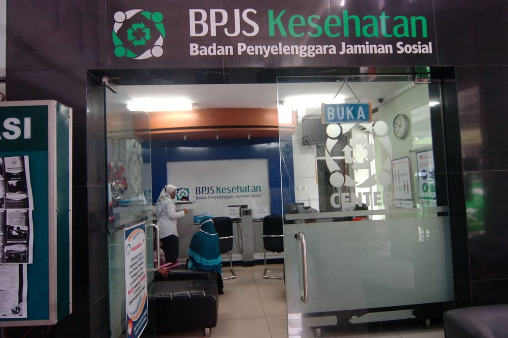 Sejumlah warga antre pelayanan di BPJS Kesehatan RSUD Kardinah, Tegal, Jawa Tengah, Selasa (15/6/2021). ANTARA FOTO/Oky Lukmansyah/foc. TARGET PESERTA JAMINAN KESEHATAN NASIONAL