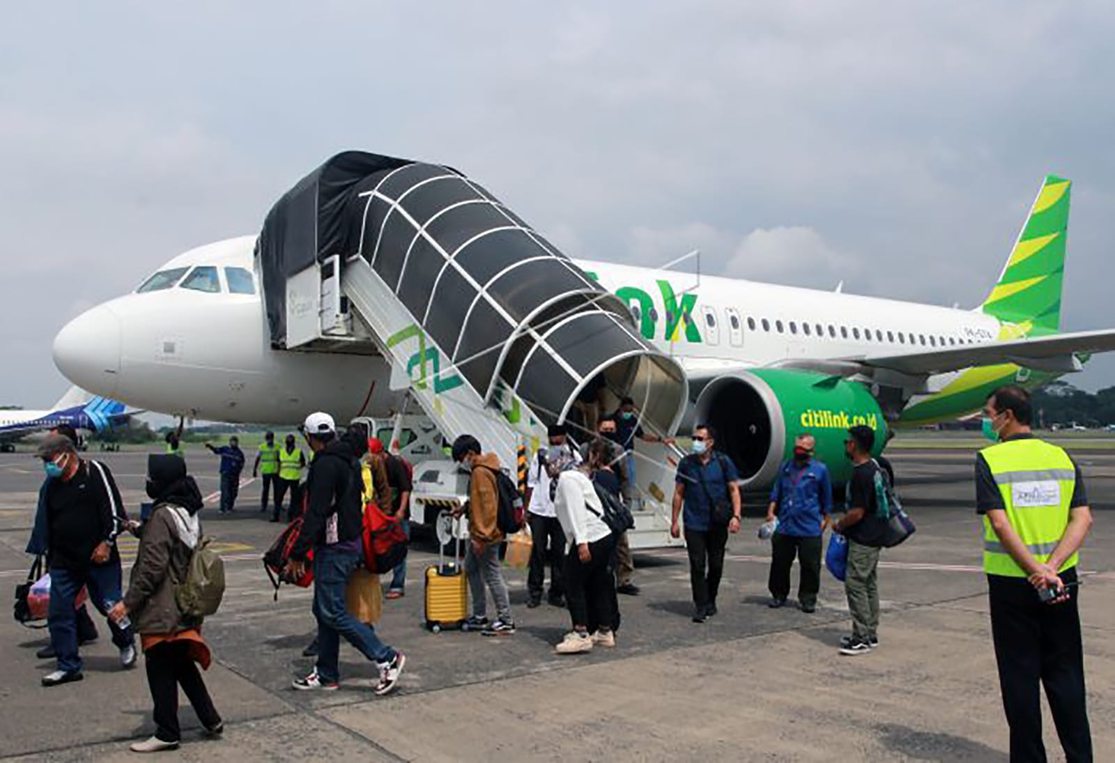 Sejumlah penumpang turun dari pesawat tujuan Ternate - Jakarta setibanya, di Bandara Halim Perdanakusuma, Jakarta, Kamis (25/2/2021). ANTARA FOTO/Muhammad Iqbal/hp. PENERBANGAN PERDANA CITILINK TERNATE - JAKARTA