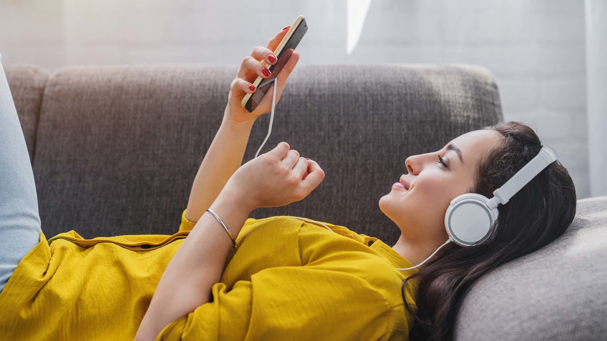 Ilustrasi Mendengarkan Musik di HP. FOTO/iStockphoto Ilustrasi Mendengarkan Musik