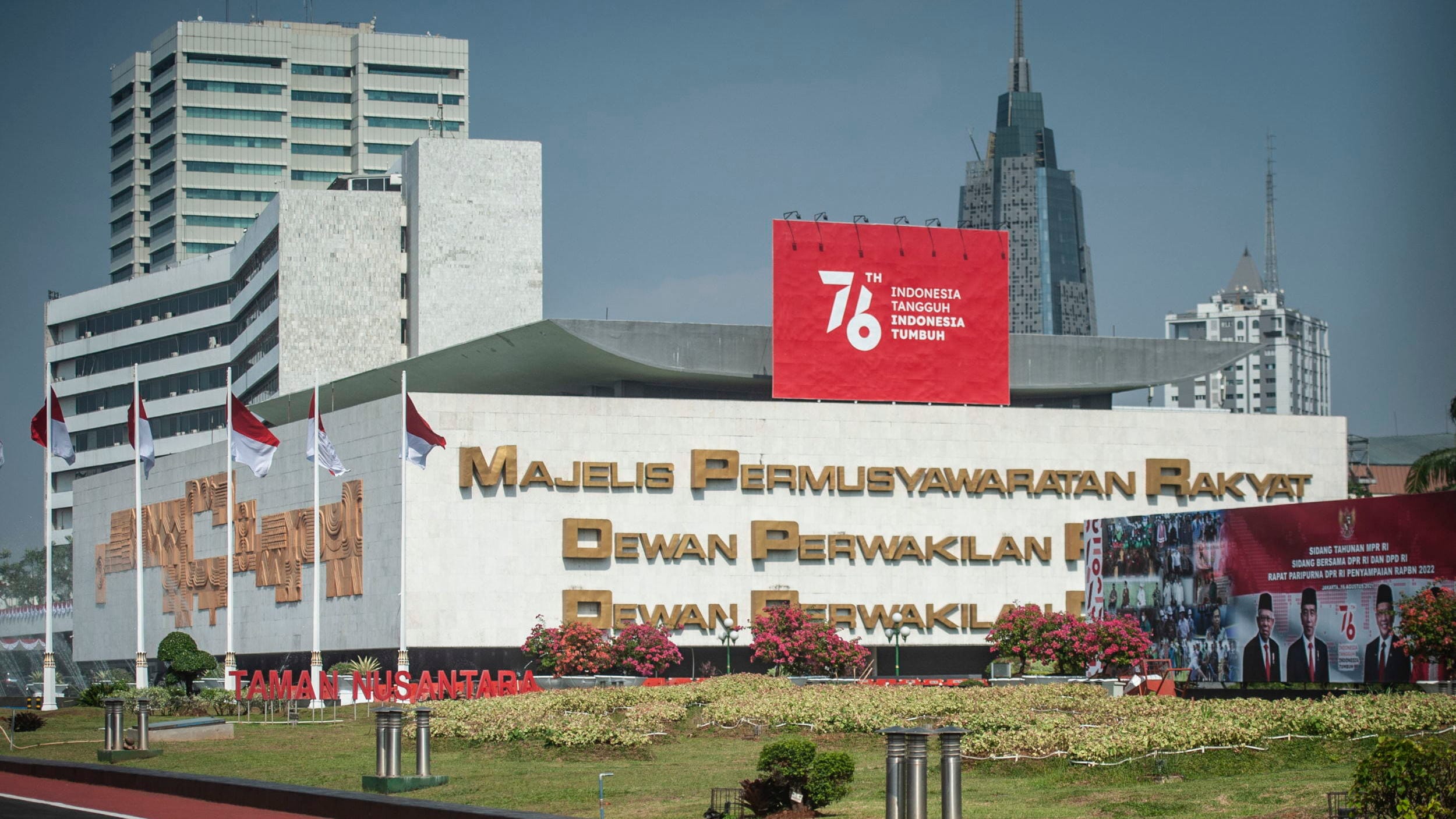 Suasana Kompleks Parlemen Senayan saat berlangsungnya Sidang Tahunan MPR dan Sidang Bersama DPR dan DPD di Jakarta, Senin (16/8/2021). ANTARA FOTO/Aprillio Akbar SIDANG TAHUNAN MPR