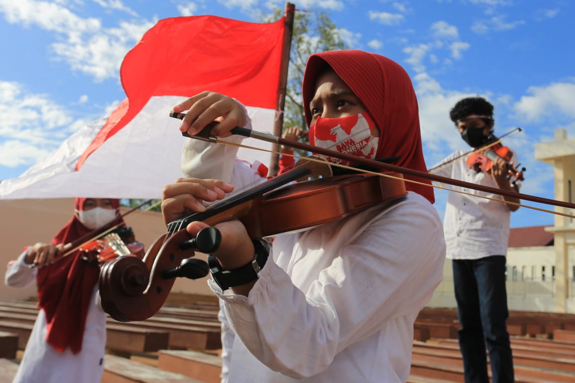 Sejumlah seniman dan musisi cilik yang tergabung dalam Biola Aceh Community menampilkan lagu-lagu kebangsaan di Taman Budaya, Banda Aceh, Aceh. ANTARA FOTO/Syifa Yulinnas/aww. KOMUNITAS BIOLA DI ACEH RAYAKAN KEMERDEKAAN RI