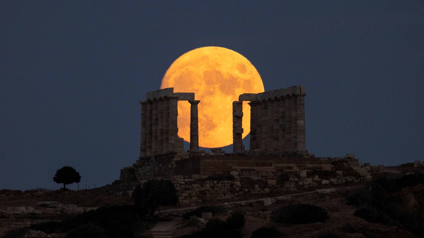 Ilustrasi bulan purnama. ANTARA FOTO/REUTERS/Alkis Konstantinidis/hp/cfo Bulan purnama