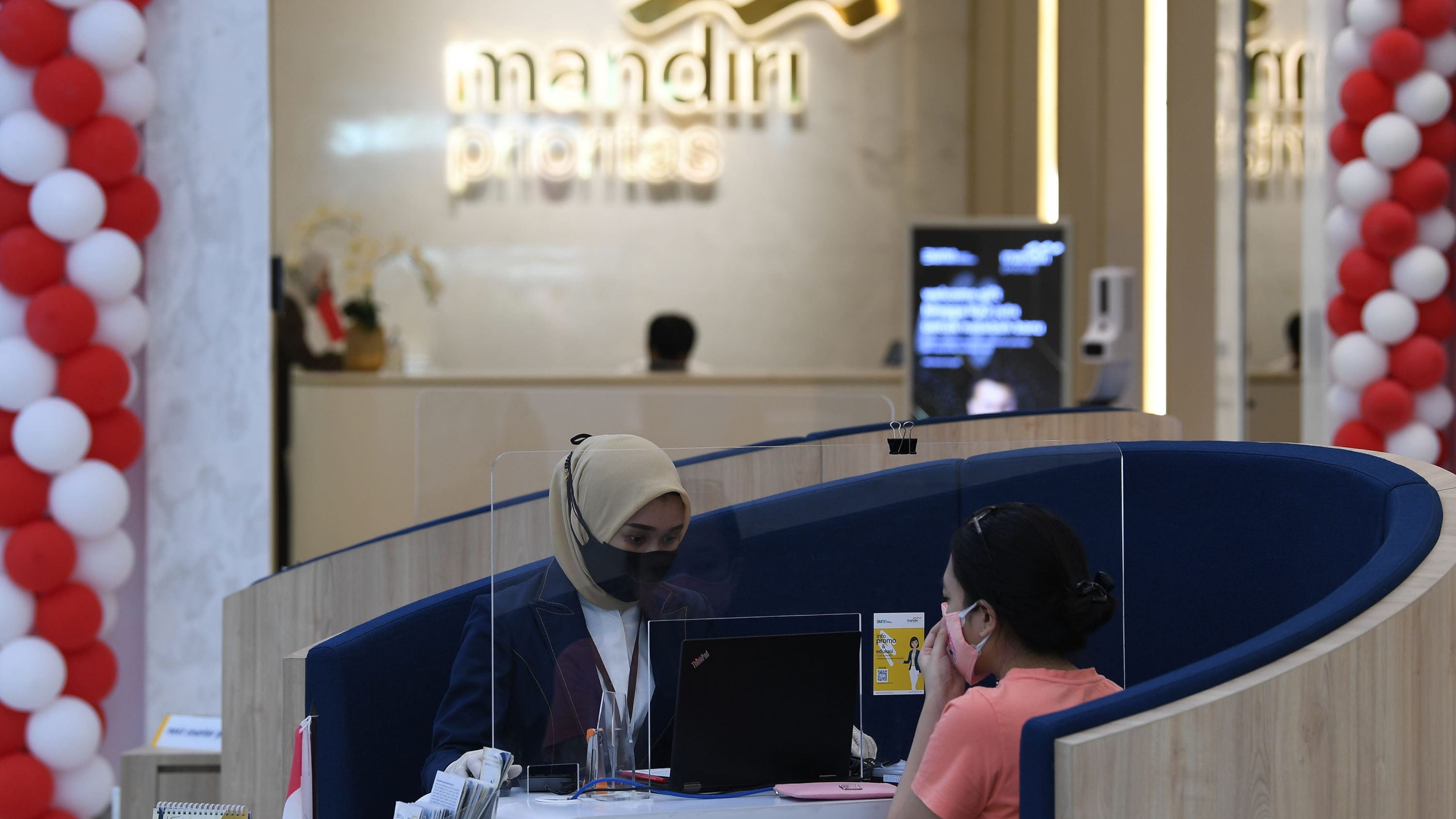 Petugas melayani nasabah di Bank Mandiri Cabang Jakarta Sudirman, Jakarta, Senin (23/8/2021). ANTARA FOTO/Sigid Kurniawan/aww. PENYALURAN KREDIT PERBANKAN SAAT PANDEMI