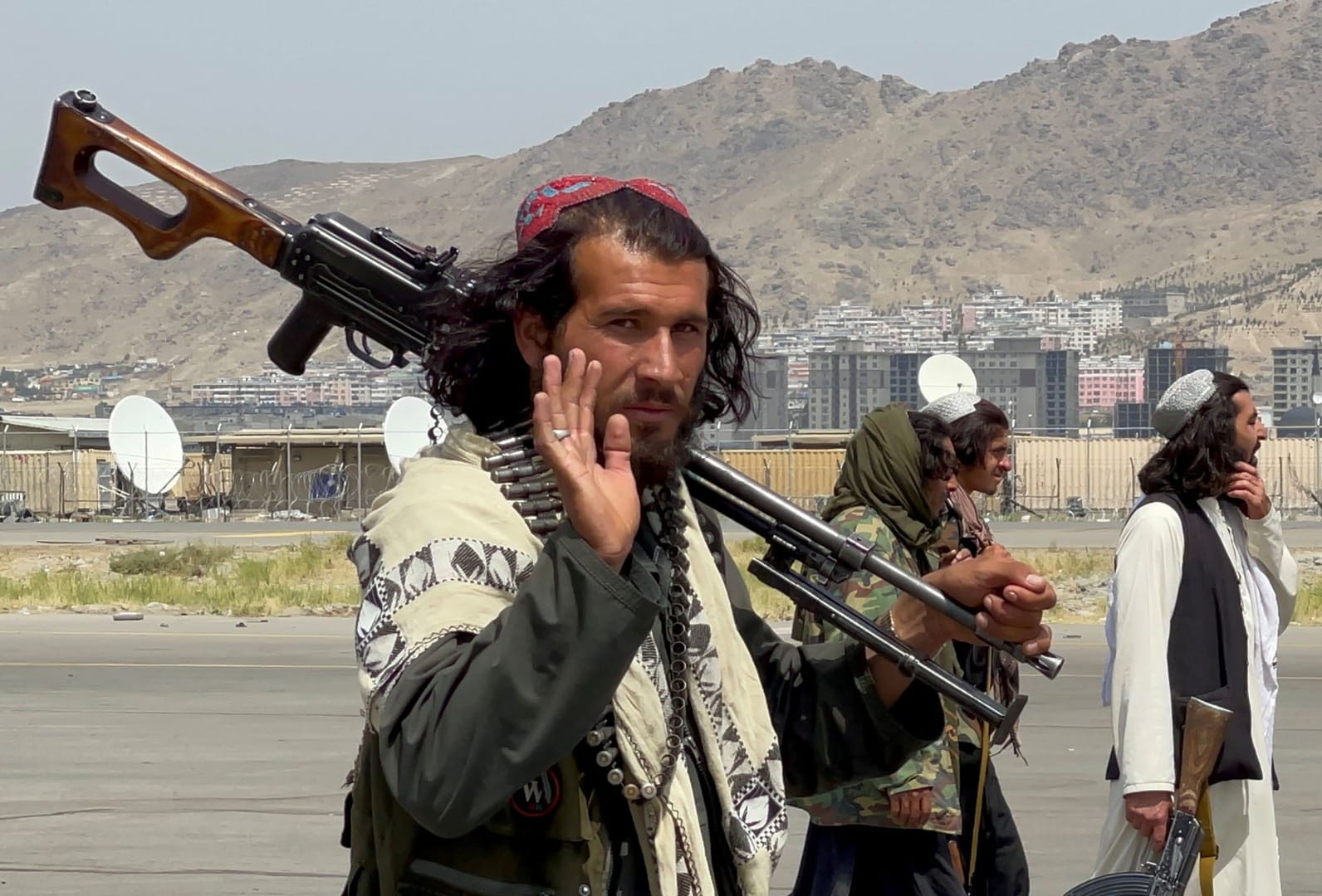 Pasukan Taliban berpatroli di jalan raya sehari setelah penarikan pasukan AS dari Bandara Internasional Hamid Karzai di Kabul, Afghanistan, Selasa (31/8/2021). ANTARA FOTO/REUTERS/Stringer/FOC/djo Pasukan Taliban