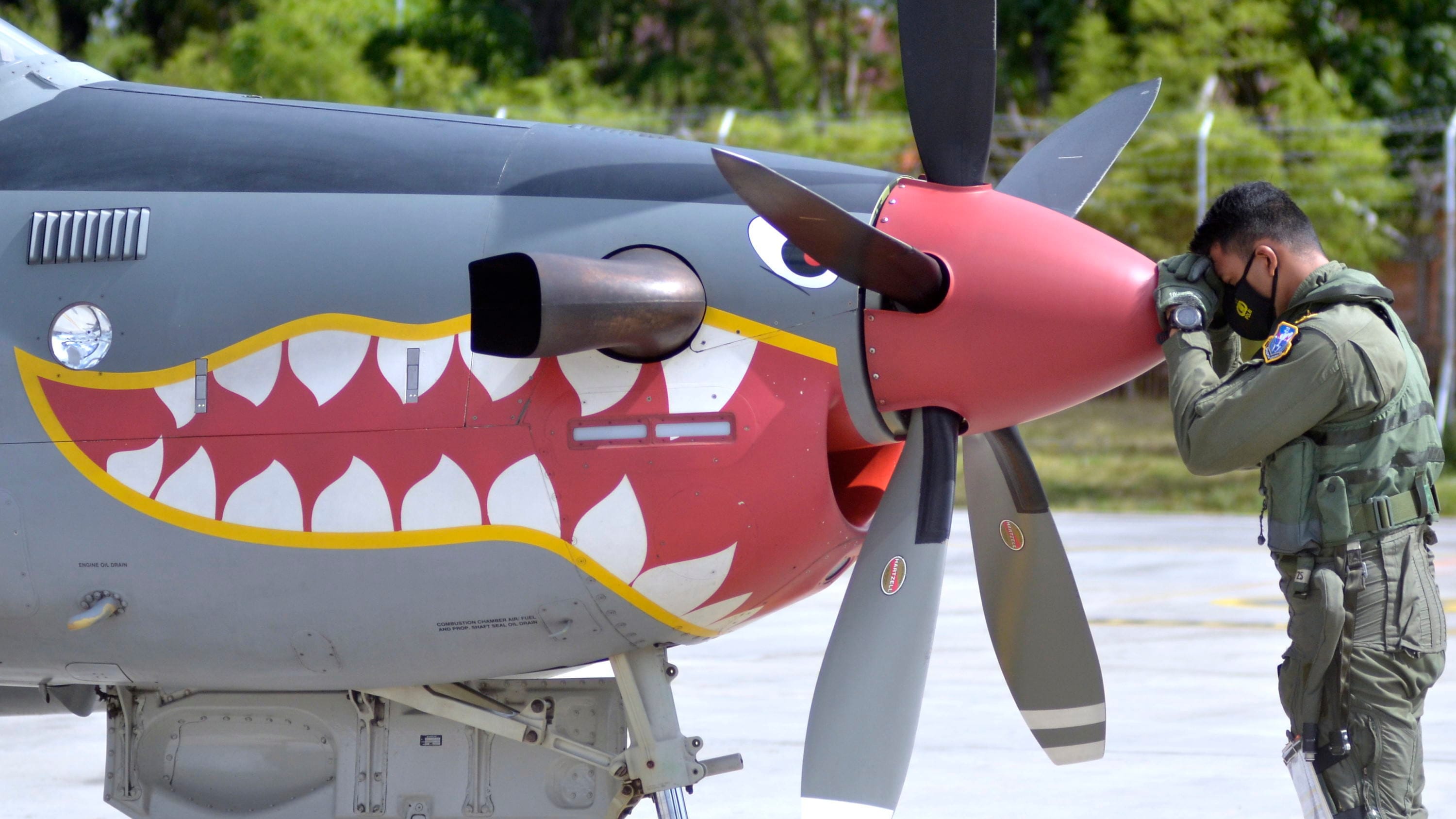Pilot pesawat Super Tucano berdoa sebelum terbang di Lanud I Gusti Ngurah Rai, Badung, Bali, Kamis (16/9/2021). ANTARA FOTO/Fikri Yusuf/foc. PESAWAT SUPER TUCANO DI BALI