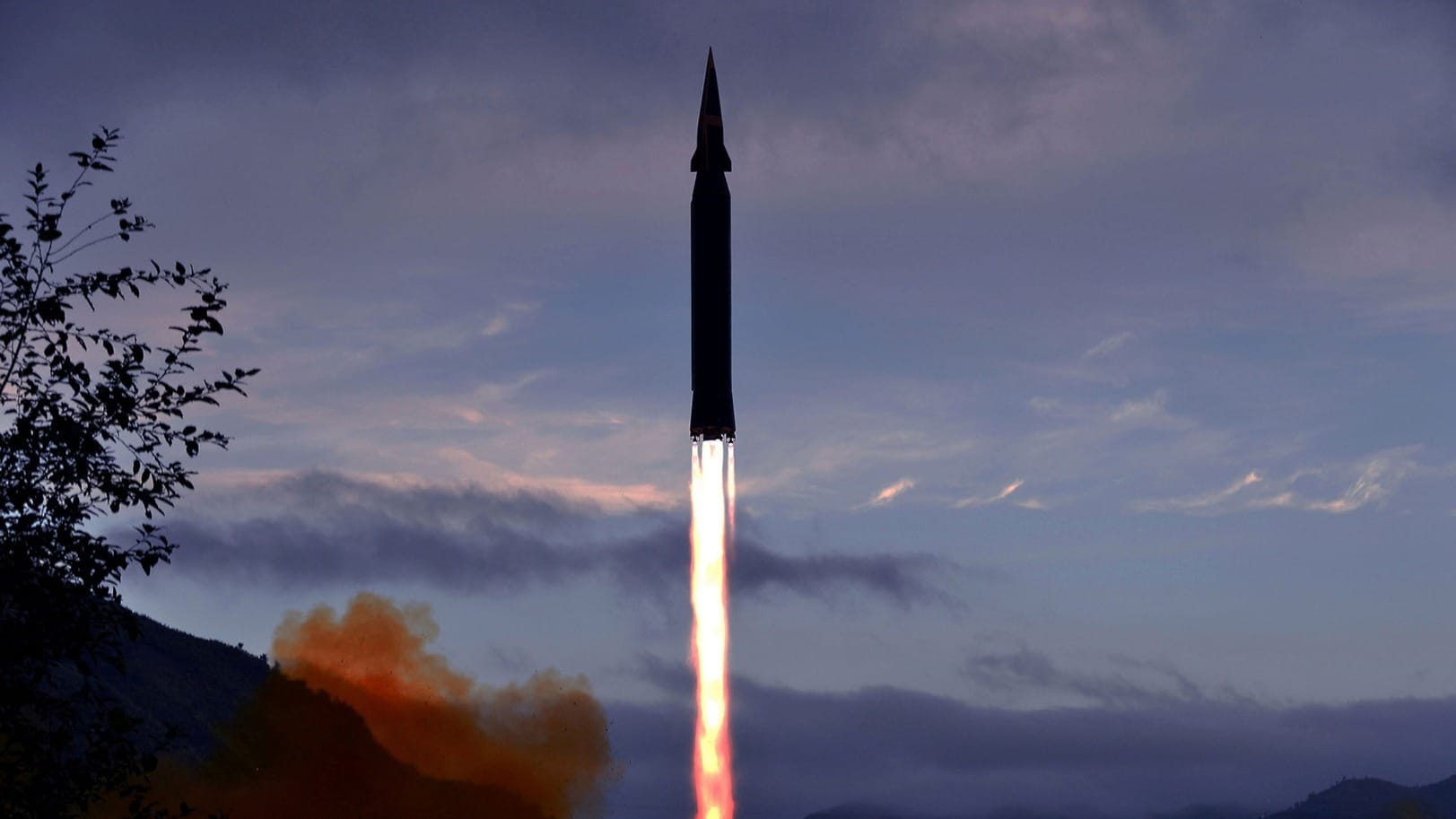 Rudal hipersonik yang baru dikembangkan Hwasong-8 diuji coba oleh Akademi Ilmu Pertahanan DPRK di Toyang-ri, Ryongrim County provinsi Jagang, Korea Utara, dalam foto tak bertanggal yang dirilis pada Rabu (29/9/2021) diambil oleh North Korea's Korean Central News Agency (KCNA). ANTARA FOTO/KCNA via REUTERS/FOC/sa. Rudal hipersonik