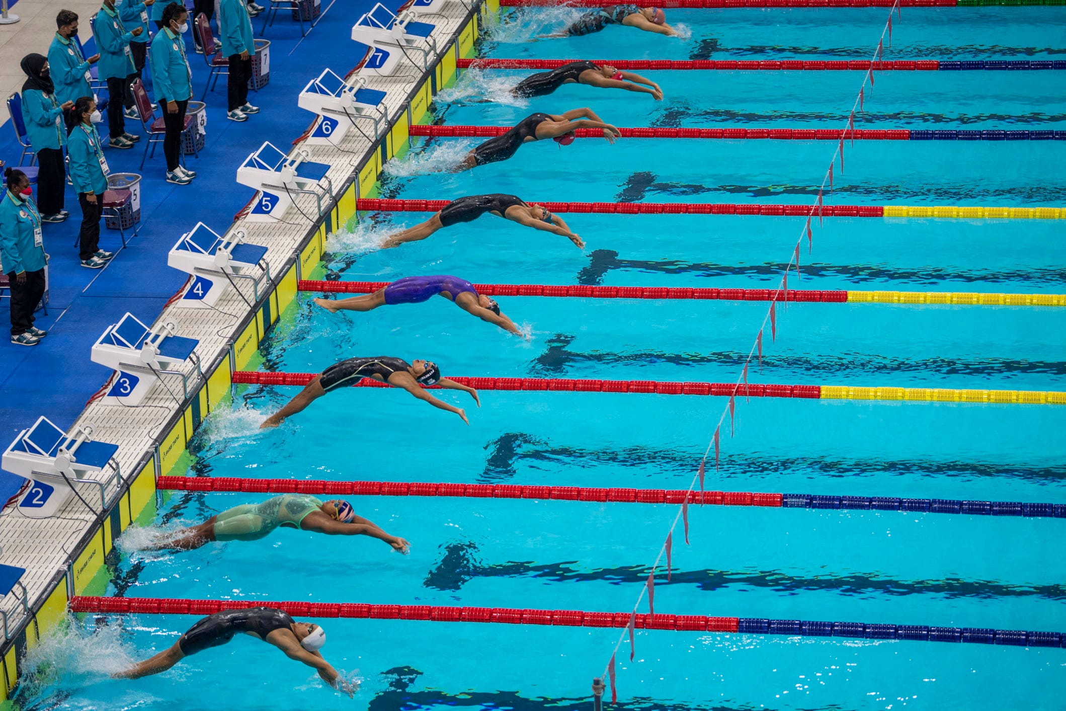 Sejumlah atlet renang meloncat kedalam kolam. ANTARA FOTO/M Agung Rajasa/YU FINAL 100 M GAYA PUNGGUNG PUTRI