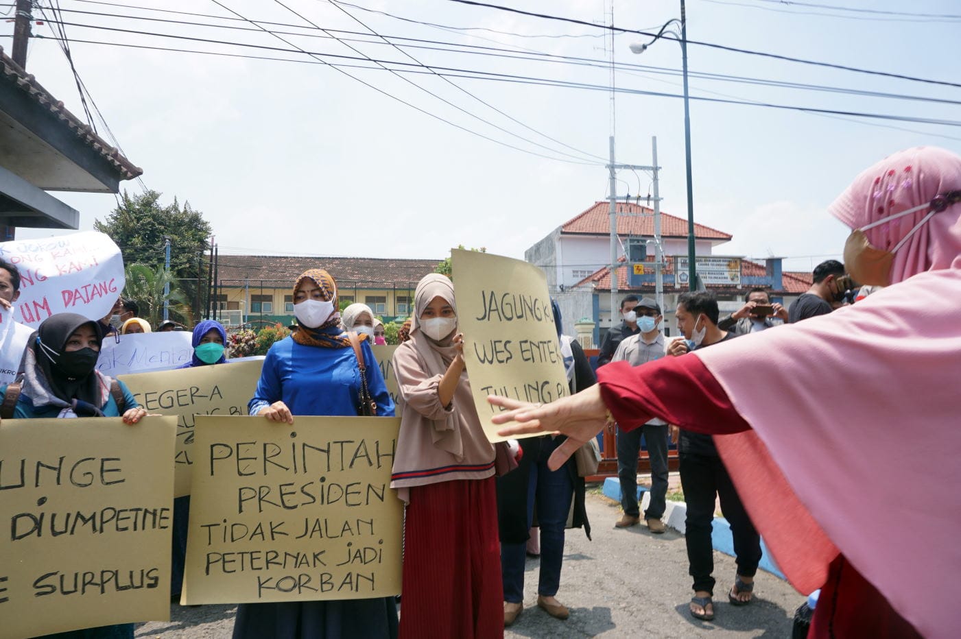 Sejumlah ibu-ibu anggota Paguyuban Peternak Rakyat Nasional (PPRN) berunjuk rasa sambil membentangkan poster berisi aneka tuntutan di depan kantor Bulog Subdivre Tulungagung, Tulungagung, Jawa Timur, Selasa (18/10/2021). ANTARA FOTO/Destyan Sujarwoko/hp. UNJUK RASA PETERNAK BLITAR DAN TULUNGAGUNG