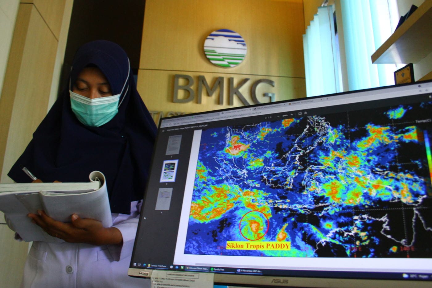 Petugas Badan Meteorologi, Klimatologi dan Geofisika (BMKG) mengamati pergerakan sikon tropis Paddy yang berada di Samudera Hindia melalui citra satelit Himawari di BMKG Karangploso, Malang, Jawa Timur, Rabu (24/11/2021). ANTARA FOTO/Ari Bowo Sucipto/wsj. WASPADA DAMPAK SIKLON TROPIS PADDY