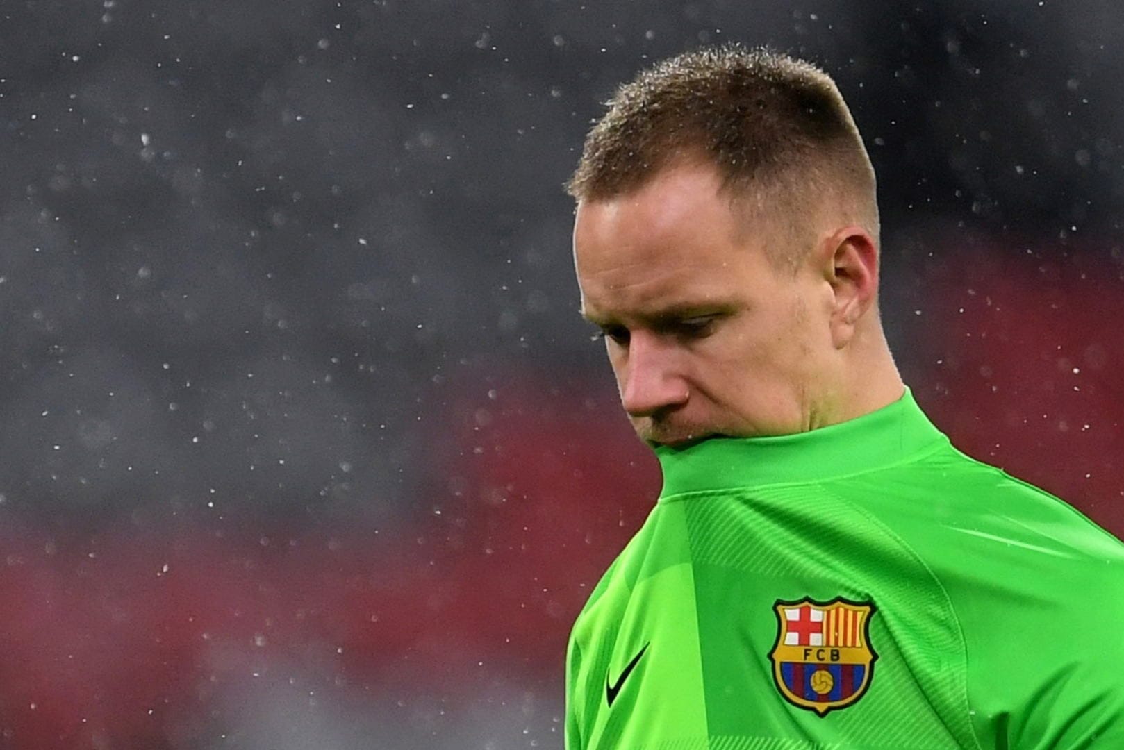 Pemain sepak bola Barcelona Marc-Andre ter Stegen terlihat sedih setelah pertandingan antara Barcelona melawan Bayern Munich dalam Liga Champions selesai di Allianz Arena, Munich, Jerman, Rabu (8/12/2021). Barcelona kalah dengan skor 0-3. ANTARA FOTO/REUTERS/Andreas Gebert/foc/cfo Barcelona Marc-Andre ter Stegen