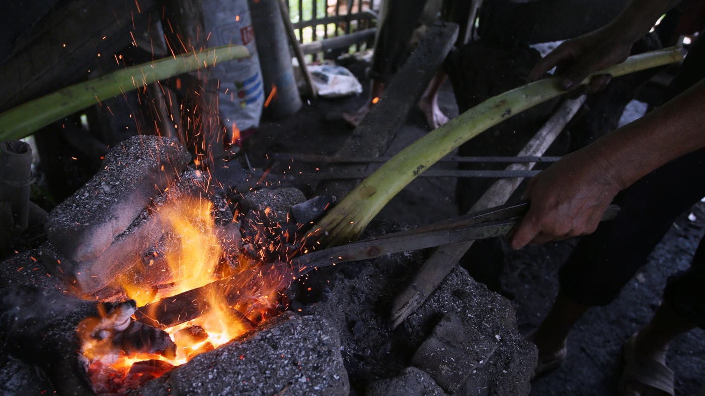 Pandai besi memproduksi golok secara tradisional di Sepatan, Tangerang, Banten, Rabu (22/12/2021). ANTARA FOTO/Muhammad Iqbal/aww. PRODUKSI GOLOK TRADISIONAL