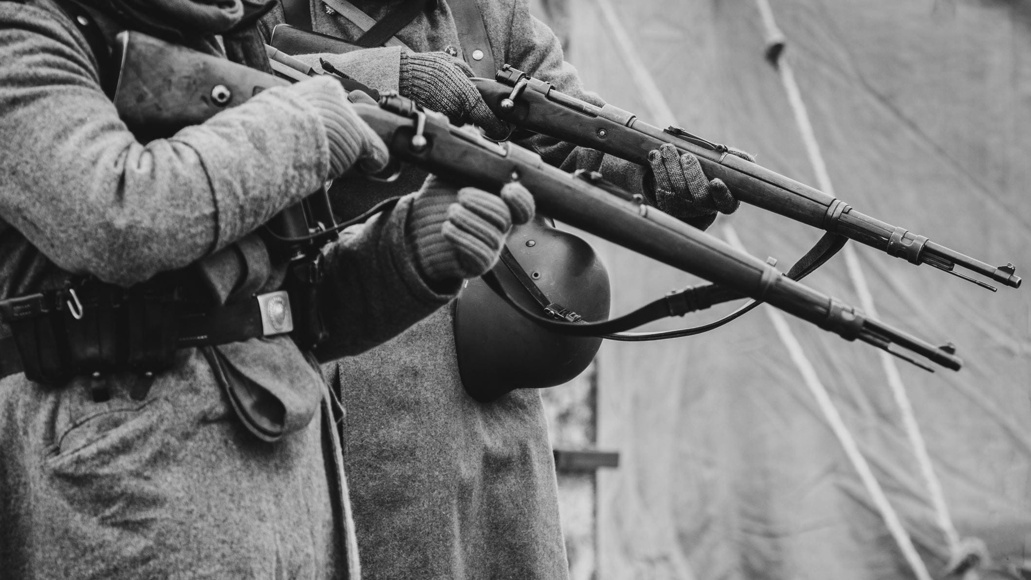 Dua tentara Jerman dari Perang Dunia Kedua dengan senapan di tangan mereka siap menembak. FOTO/iStockphoto Perang Dunia II tentara Jerman