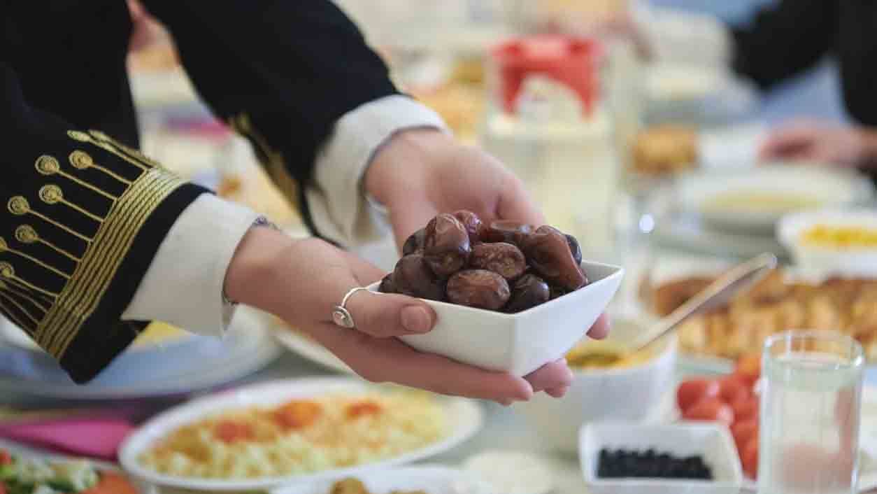 Ilutrasi Buka Puasa dengan Kurma. foto/Istockphoto Ilutrasi Buka Bersama