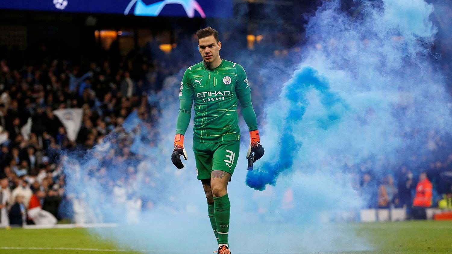 Pemain Manchester City, Ederson melempar suar ke luar lapangan setelah Phil Foden mencetak gol ketiga mereka saat pertandingan semi final Liga Champions pada leg pertama Manchester City vs Real Madrid di Etihad Stadium, Manchester, Inggris, Selasa (26/4/2022). ANTARA FOTO/Action Image via Reuters/Craig Brough/aww/sad. Manchester City Ederson