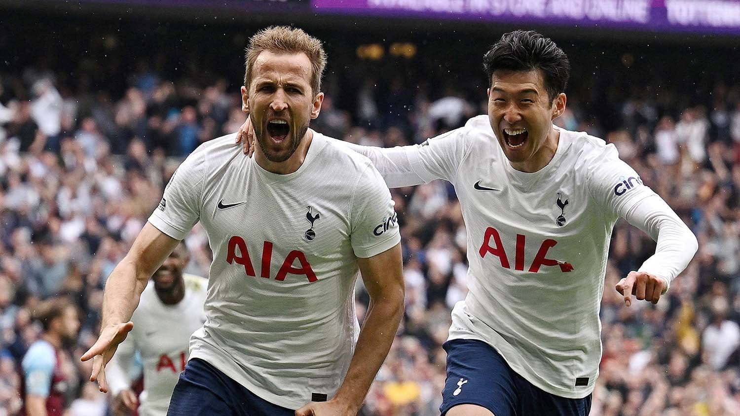Pemain sepak bola Tottenham Hotspur Harry Kane melakukan selebrasi dengan Son Heung-min setelah mencetak gol pertama saat bertanding melawan Burnley dalam Liga Premier di Tottenham Hotspur, London, Britania, Minggu (15/5/2022). Tottenham Hotspur menang dengan skor 1-0. ANTARA FOTO/REUTERS/Dylan Martinez/aww/cfo Tottenham Hotspur Harry Kane