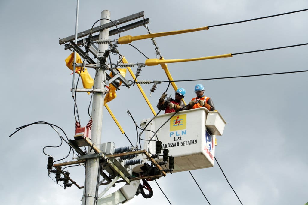 Pekerja memperbaiki jaringan transmisi tenaga listrik di Kabupaten Gowa, Sulawesi Selatan, Selasa (7/6//2022). ANTARA FOTO/Arnas Padda/foc. PASOKAN DAYA PADA SISTEM KELISTRIKAN DI SULAWESI SURPLUS