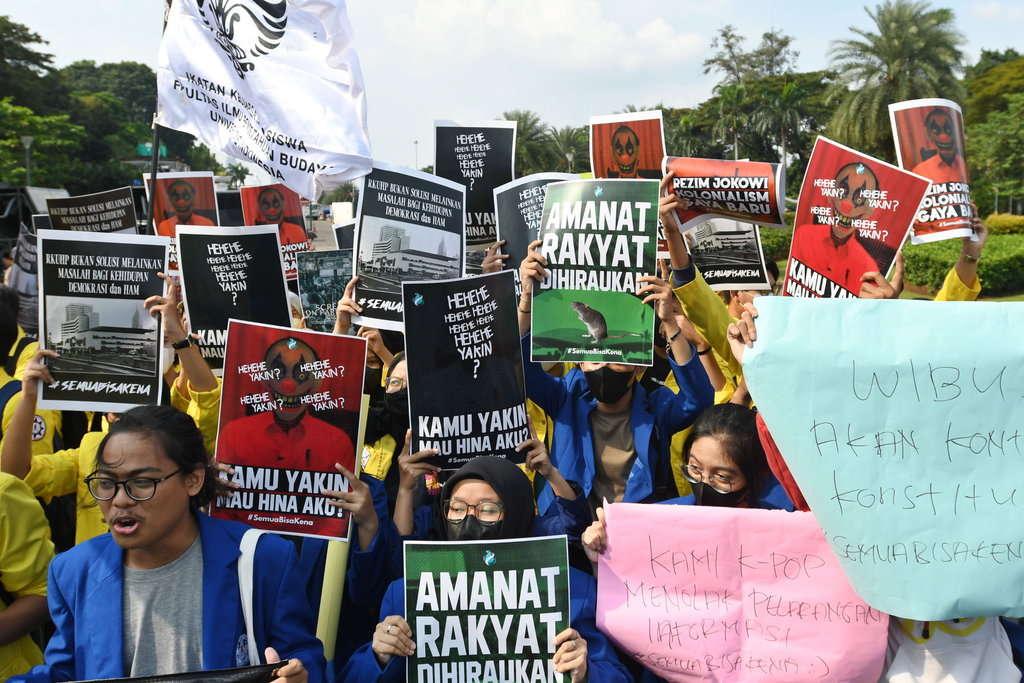 Sejumlah mahasiswa dari beberapa universitas berunjuk rasa terkait pengesahan Revisi Kitab Undang-Undang Hukum Pidana (RKUHP) di kawasan patung Arjuna Wijaya, Jakarta, Selasa (21/6/2022). ANTARA FOTO/Aditya Pradana Putra/rwa. AKSI TOLAK RKUHP BERMASALAH