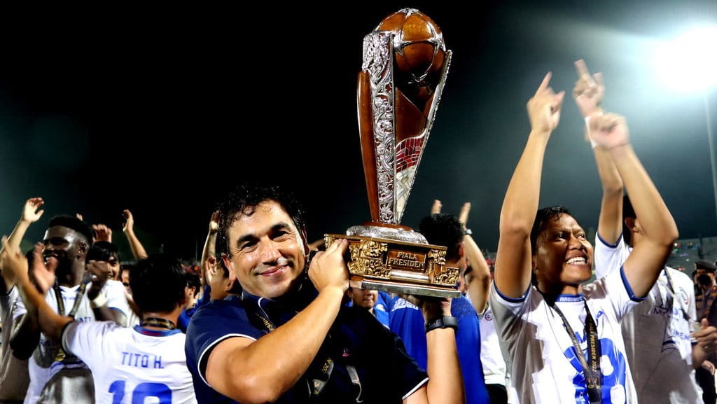 Pelatih Arema FC Eduardo Almeida mengangkat piala saat berselebrasi usai mengalahkan Borneo FC dalam leg kedua final Piala Presiden 2022 di Stadion Segiri, Samarinda, Kalimantan Timur, Minggu (17/7/2022). ANTARA FOTO/ Sahid Setiawan/wpa AREMA FC JUARA PIALA PRESIDEN 2022
