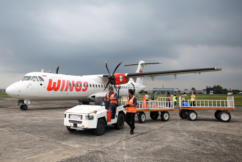 Pekerja kargo melakukan uji coba operasional penerbangan komersil di Bandara Pondok Cabe, Tangerang Selatan, Banten, Kamis (4/8/2022). ANTARA FOTO/Muhammad Iqbal/foc. UJI OPERASIONAL BANDARA PONDOK CABE