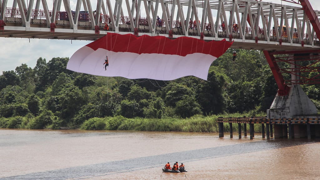 Relawan Emergency Response Palangkaraya (ERP) membentangkan bendera merah putih di Jembatan Kahayan, Palangka Raya, Kalimantan Tengah, Sabtu (6/8/2022). ANTARA FOTO/Makna Zaezar/NZ PEMBENTANGAN BENDERA MERAH PUTIH DI JEMBATAN KAHAYAN