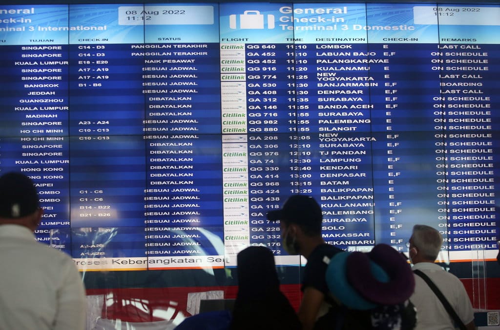 Calon penumpang melihat jadwal penerbangan lewat layar elektronik di Terminal 3 Bandara Soekarno Hatta, Tangerang, Banten, Senin (8/8/2022). \ (Avtur). ANTARA FOTO/Muhammad Iqbal/aww. PEMERINTAH IZINKAN MASKAPAI NAIKKAN HARGA TIKET