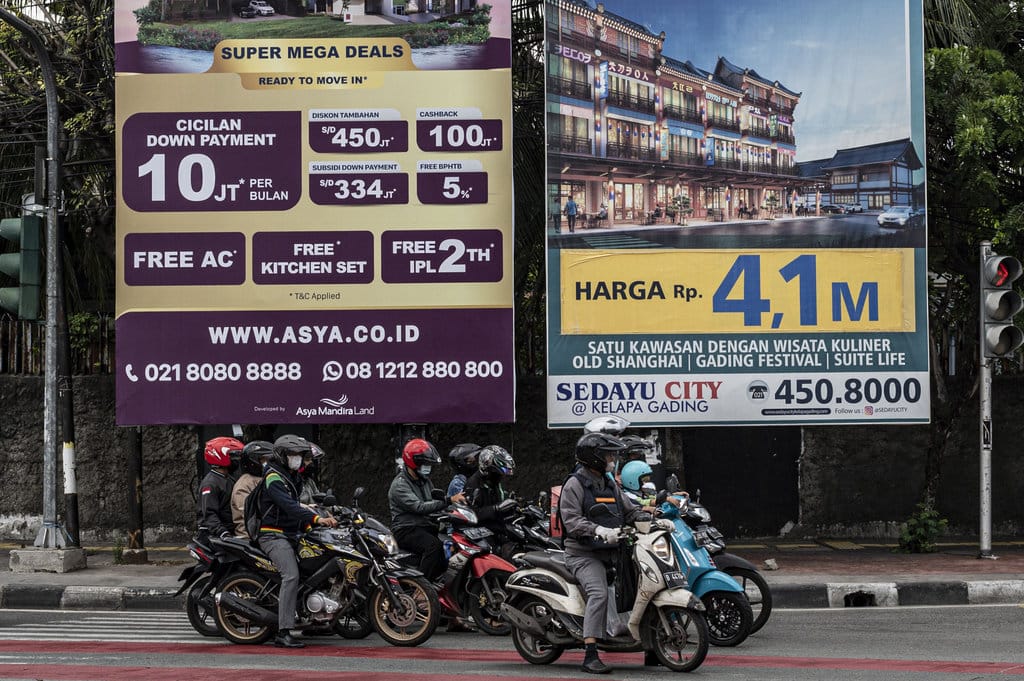 Kendaraan melintas di dekat baliho penawaran kredit properti di kawasan Sunter, Jakarta, Senin (26/9/2022). ANTARA FOTO/Aprillio Akbar/hp. IMBAS KENAIKAN SUKU BUNGA ACUAN BANK INDONESIA