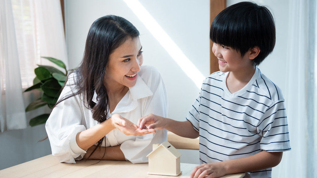 Ilustrasi Anak Menabung. FOTO/iStockphoto Ilustrasi Ibu dan Anak menabung