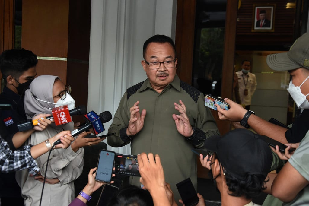 Anggota Tim Gabungan Independen Pencari Fakta (TGIPF) Tragedi Kanjuruhan Rhenald Kasali (tengah) menyampaikan keterangan kepada wartawan usai menggelar pertemuan dengan Asosiasi Pemain Profesional Indonesia (APPI) dan Kompolnas di Kantor Kemenko Polhukam, Jakarta, Senin (10/10/2022). ANTARA FOTO/Indrianto Eko Suwarso/rwa. KONFERENSI PERS PERKEMBANGAN INVESTIGASI TRAGEDI KANJURUHAN