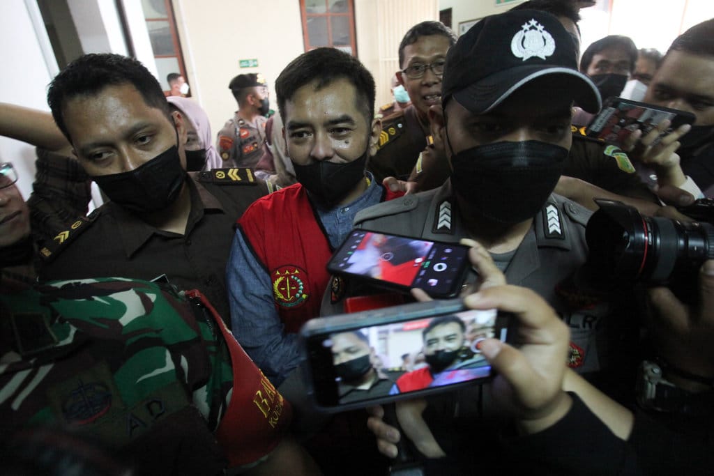 Terdakwa kasus dugaan pencabulan terhadap santriwati Moch Subechi Azal Tsani (MSAT) (tengah) berjalan keluar ruang sidang saat sidang dengan agenda pembacaan tuntutan di Pengadilan Negeri Surabaya, Jalan Arjuno, Surabaya, Jawa Timur, Senin (10/10/2022). ANTARA FOTO/Didik Suhartono/aww. SIDANG TUNTUTAN TERDAKWA PENCABULAN SANTRIWATI MSAT