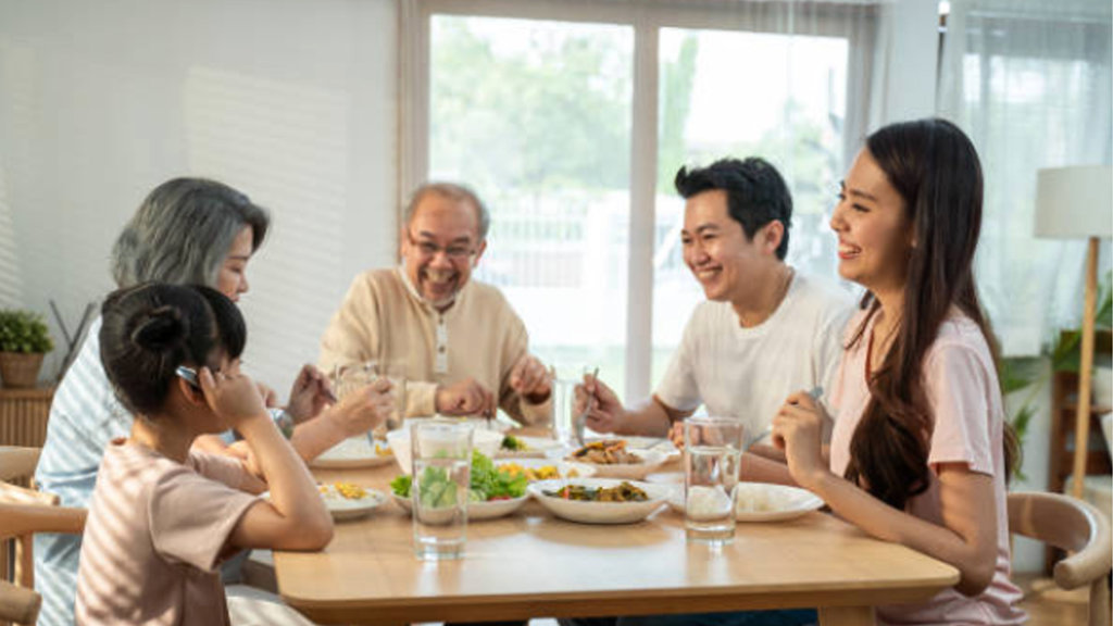 Ilustrasi Keluarga. FOTO/iStockphoto Ilustrasi makan bersama keluarga