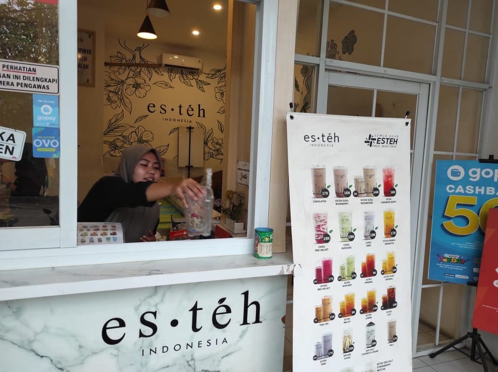 Suasana franchise Esteh Indonesia yang berlokasi di Jl. Pangkalan Jati, Kecamatan Cinere, Kota Depok, Provinsi Jawa Barat (Jabar), Senin (10/10/2022) sore. (tirto.id/Farid Nurhakim) Minuman Berpemanis dalam Kemasan