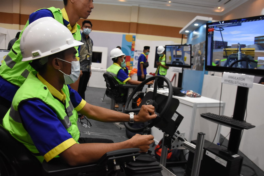 Pengunjung mencoba simulator alat berat di salah satu stan pelatihan pada Festival Pelatihan Vokasi dan Job Fair Nasional di Jakarta, Jumat (28/10/2022). ANTARA FOTO/Indrianto Eko Suwarso/wsj. FESTIVAL PELATIHAN VOKASI DAN BURSA KERJA NASIONAL