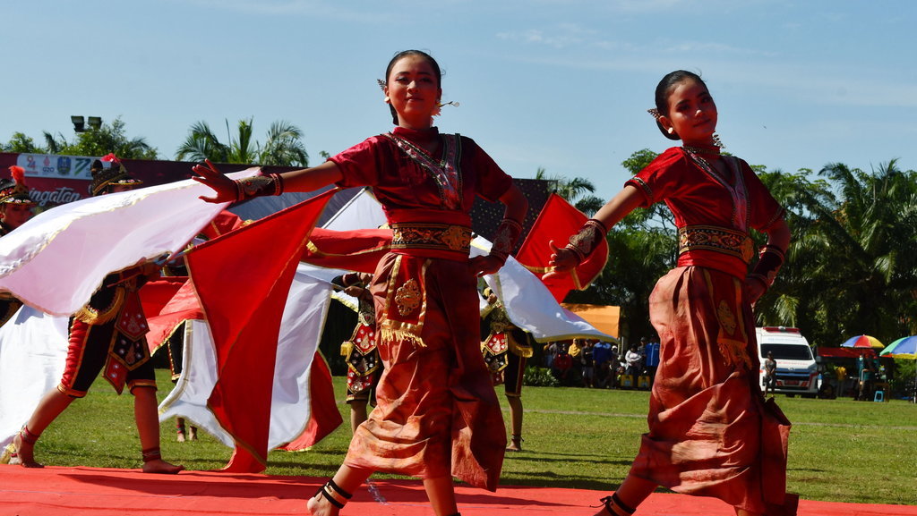 Sejumlah penari dungkrek tampil pada acara Peringatan Hari Sumpah Pemuda 2022 Jawa Timur di Alun-alun Caruban, Kabupaten Madiun, Jawa Timur, Jumat (28/10/2022). ANTARA FOTO/Siswowidodo/wsj. PERINGATAN HARI SUMPAH PEMUDA JAWA TIMUR