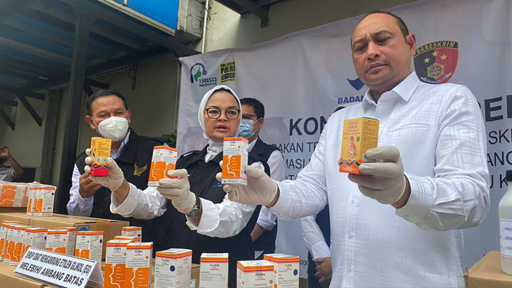 Kepala BPOM RI Penny K. Lukito (tengah) didampingi Deputi Bidang Penindakan Irjen Pol Agus Nugroho (kiri) dan Direktur Tindak Pidana Tertentu Bareskrim Polri Brigjen Pol Pipit Rismanto (kanan) dalam gelar perkara dugaan pencemaran obat sirop di PT Yarindo Farmatama Jalan Modern Industri IV Kav. 29, Cikande, Serang, Banten, Senin (31/10/2022). (ANTARA/Andi Firdaus) konpers BPOM kasus obat sirop