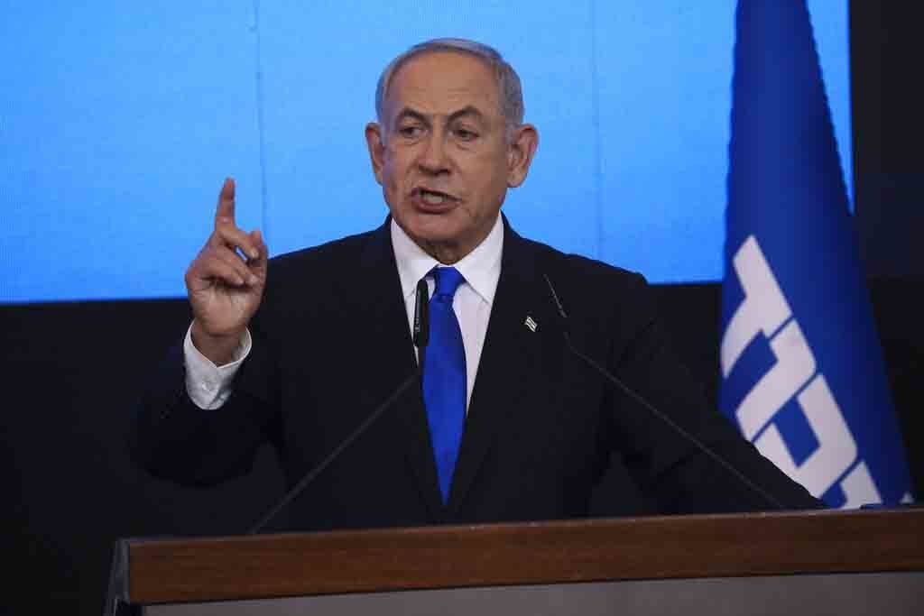 Benjamin Netanyahu, mantan Perdana Menteri Israel dan ketua partai Likud, berbicara kepada para pendukungnya setelah hasil exit poll pertama untuk pemilihan Parlemen Israel di markas partainya di Yerusalem, Rabu, 2 November 2022. (Foto AP/Oren Ziv, File) Benjamin Netanyahu