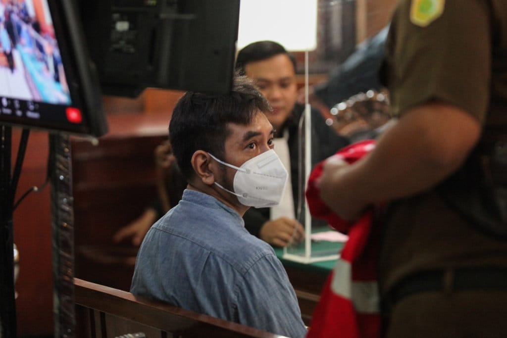 Terdakwa kasus dugaan pencabulan terhadap santriwati Moch Subechi Azal Tsani (MSAT) (kiri) menjalani sidang dengan agenda pembacaan putusan (vonis) di Pengadilan Negeri Surabaya, Jalan Arjuno, Surabaya, Jawa Timur, Kamis (17/11/2022). ANTARA FOTO/Didik Suhartono/foc. SIDANG PUTUSAN TERDAKWA PENCABULAN SANTRIWATI MSAT