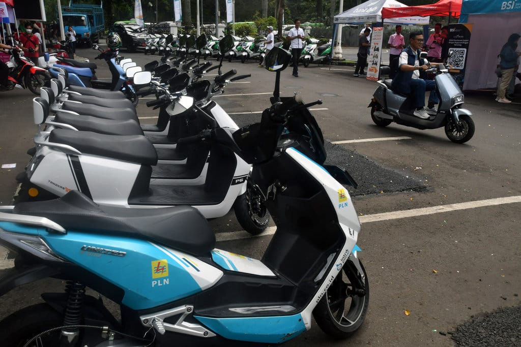 Pengunjung mencoba kendaraan motor dengan energi listrik saat pameran di Balaikota Bogor, Jawa Barat, Sabtu (26/11/2022). ANTARA FOTO/Arif Firmansyah/hp. PAMERAN KENDARAAN DENGAN ENERGI LISTRIK