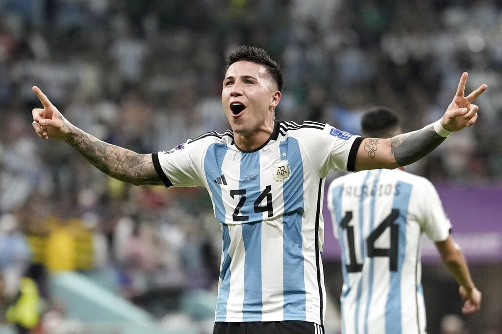 Enzo Fernandez dari Argentina merayakan setelah mencetak gol kedua timnya selama pertandingan sepak bola grup C Piala Dunia antara Argentina dan Meksiko, di Stadion Lusail di Lusail, Qatar, Sabtu, 26 November 2022. (AP Photo/Moises Castillo) WCup Argentina Mexico Soccer