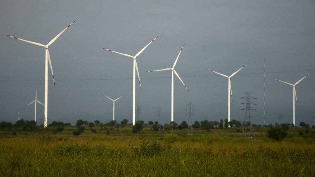 Pembangkit Listrik Tenaga Bayu (PLTB) beroperasi di Kabupaten Jeneponto, Sulawesi Selatan, Minggu (4/12/2022). ANTARA FOTO/Abriawan Abhe/YU TARGET CAPAIAN BAURAN ENERGI BARU TERBARUKAN