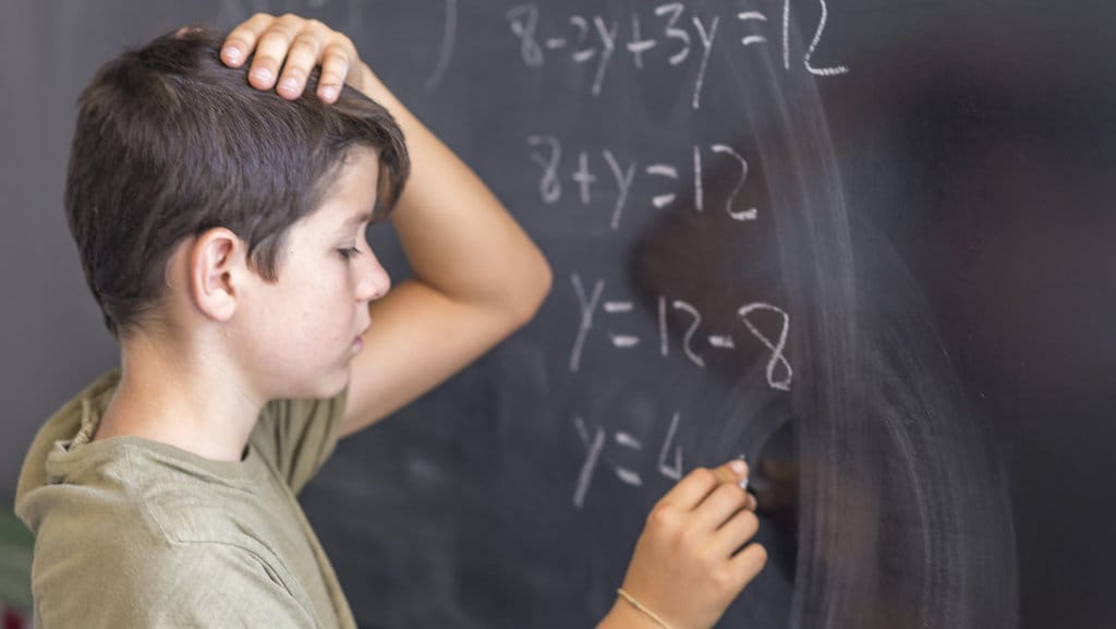 Ilustrasi Mengerjakan Matematika. (FOTO/iStockphoto) Ilustrasi anak mengerjakan soal di papan tulis