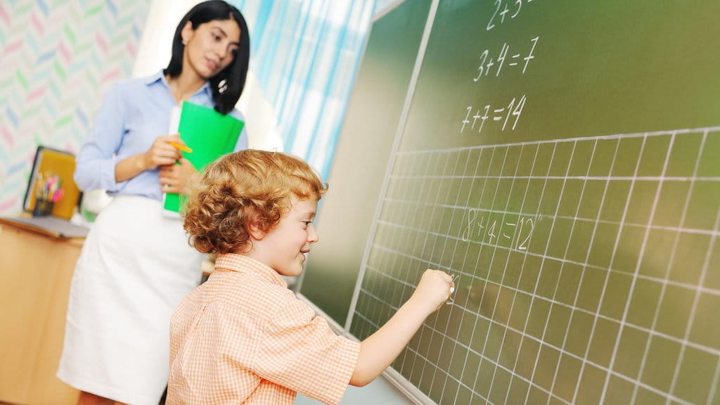 Ilustrasi Matematika. (FOTO/iStockphoto) Ilustrasi anak mengerjakan soal di papan tulis