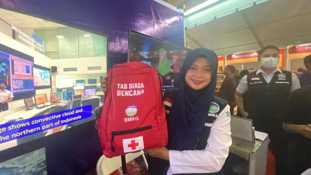 Petugas BMKG menunjukkan tas siaga bencana. ANTARA/Luthfia Miranda Putri Tas Siaga Bencana