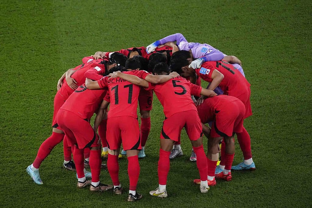 Para pemain Korea Selatan membuat lingkaran sebelum dimulainya pertandingan sepak bola babak 16 besar Piala Dunia antara Brasil dan Korea Selatan, di Stadion 974 di Doha, Qatar, Senin, 5 Desember 2022. (AP Photo/Darko Bandic) Timnas Korea Selatan