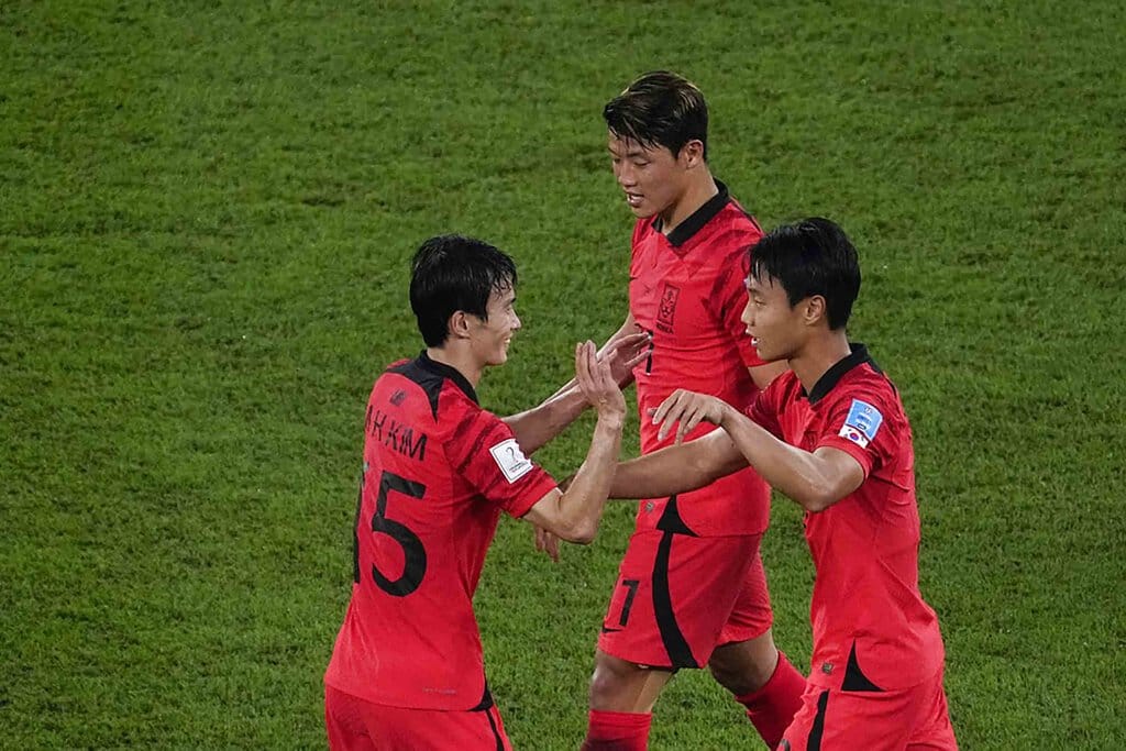 Paik Seung-ho Korea Selatan, kanan, merayakan dengan rekan setimnya setelah mencetak gol pertama timnya selama pertandingan sepak bola babak 16 besar Piala Dunia antara Brasil dan Korea Selatan, di Stadion 974 di Doha, Qatar, Senin, 5 Desember 2022. (Foto AP/Darko Bandic) Brasil Vs Korea Selatan