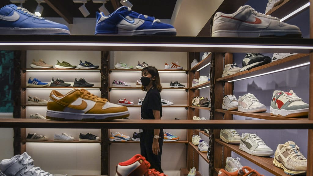 Pengunjung mengamati produk yang ditawarkan pada acara Urban Sneaker Society (USS) 2022 di Jakarta Convention Center, Senayan, Jakarta, Jumat (9/12/2021). ANTARA FOTO/Galih Pradipta/nz URBAN SNEAKER SOCIETY 2022