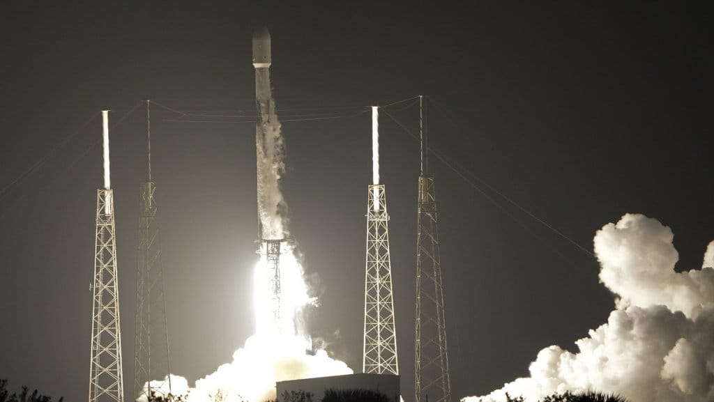 Roket SpaceX Falcon 9, dengan muatan termasuk dua penjelajah bulan dari Jepang dan Uni Emirat Arab, lepas landas dari Launch Complex 40 di Cape Canaveral Space Force Station di Cape Canaveral Florida. (AP Photo/John Raoux) Moon Japan UAE