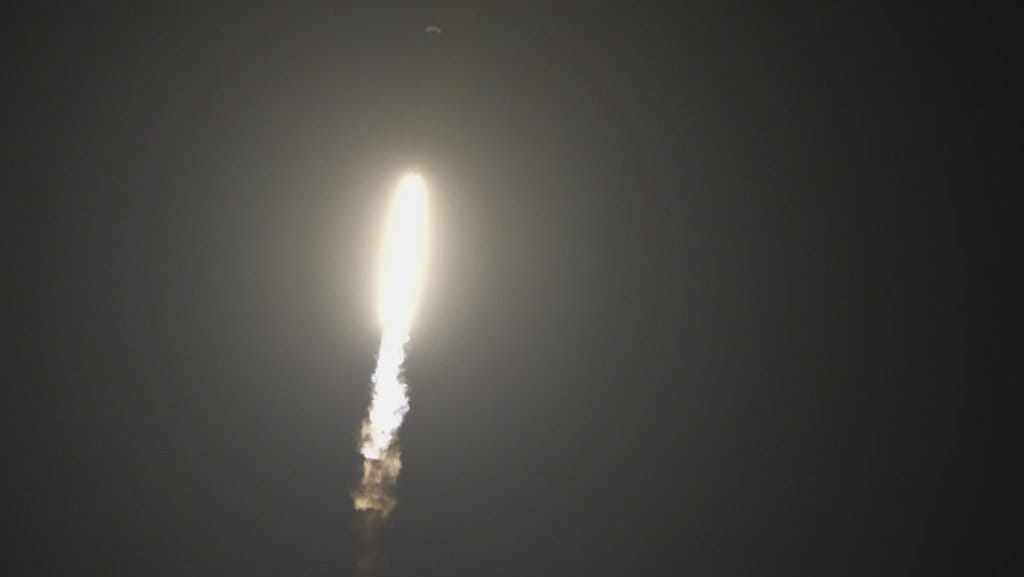 Roket SpaceX Falcon 9, dengan muatan termasuk dua penjelajah bulan dari Jepang dan Uni Emirat Arab, lepas landas dari Launch Complex 40 di Cape Canaveral Space Force Station di Cape Canaveral Florida. (AP Photo/John Raoux) Moon Japan UAE