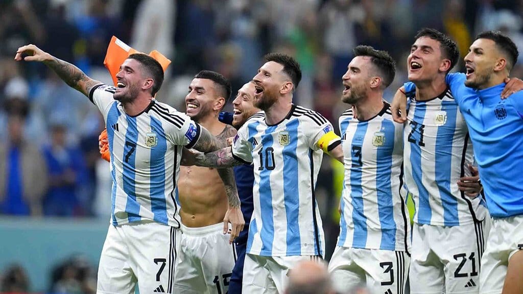 Pemain Argentina Lionel Messi (10) dan rekan satu timnya merayakan setelah mengalahkan Kroasia 3-0 dalam pertandingan sepak bola semifinal Piala Dunia di Stadion Lusail di Lusail, Qatar, Selasa, 13 Desember 2022. (Foto AP / Natacha Pisarenko) Timnas Argentina